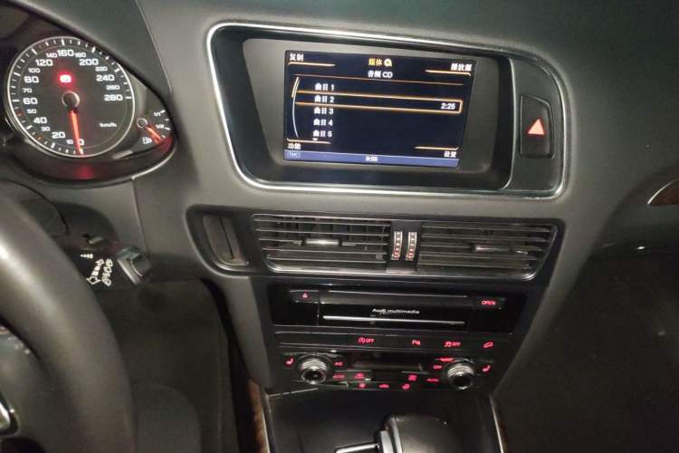 Used Audi Q5 2015 40 TFSI Comfort Model Audio And AC Panel