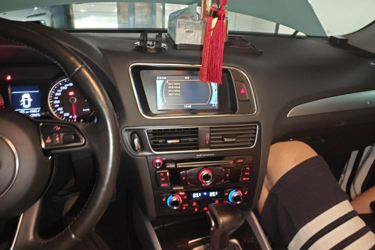 Used Audi Q5 2015 40 TFSI Technology Edition Audio And AC Panel