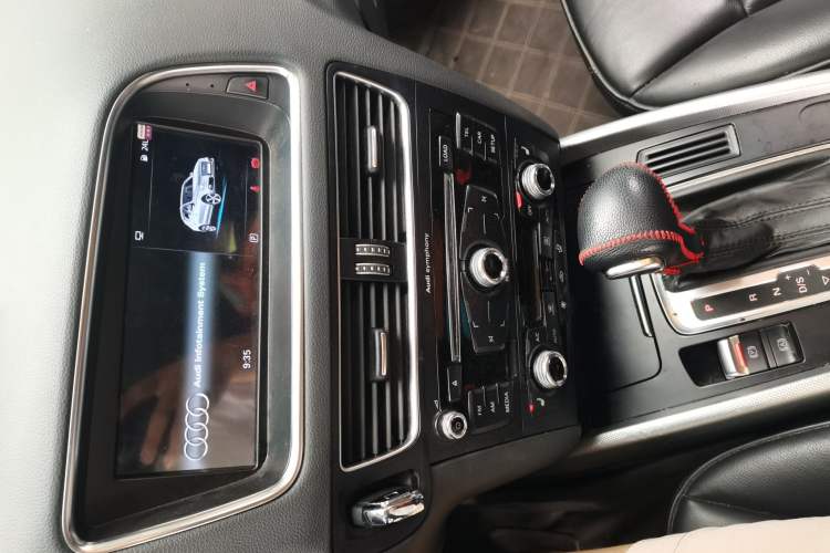Used Audi Q5 2015 40 TFSI Technology Edition Audio And AC Panel