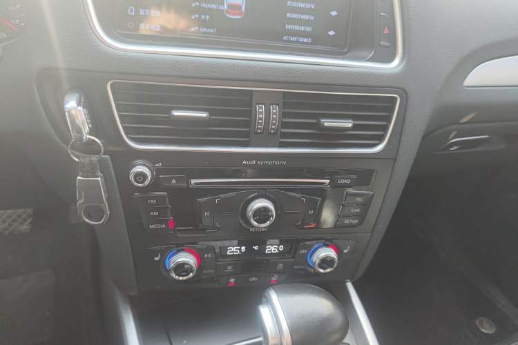 Used Audi Q5 2015 40 TFSI Technology Edition Audio And AC Panel