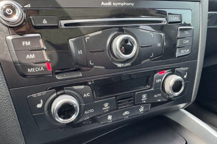 Used Audi Q5 2015 40 TFSI Technology Edition Audio And AC Panel