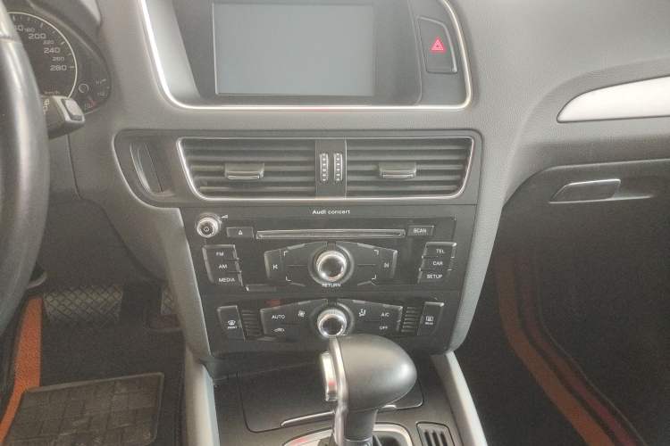 Used Audi Q5 2015 40 TFSI Trendy Edition Audio And AC Panel