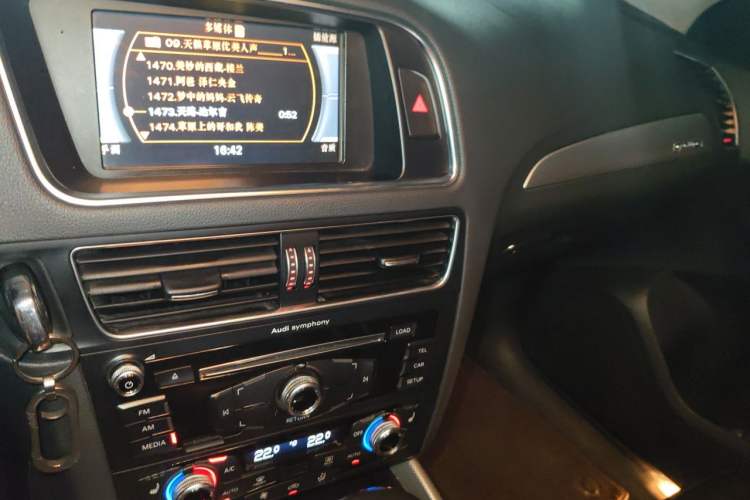 Used Audi Q5 2015 40 TFSI Technology Edition Audio And AC Panel