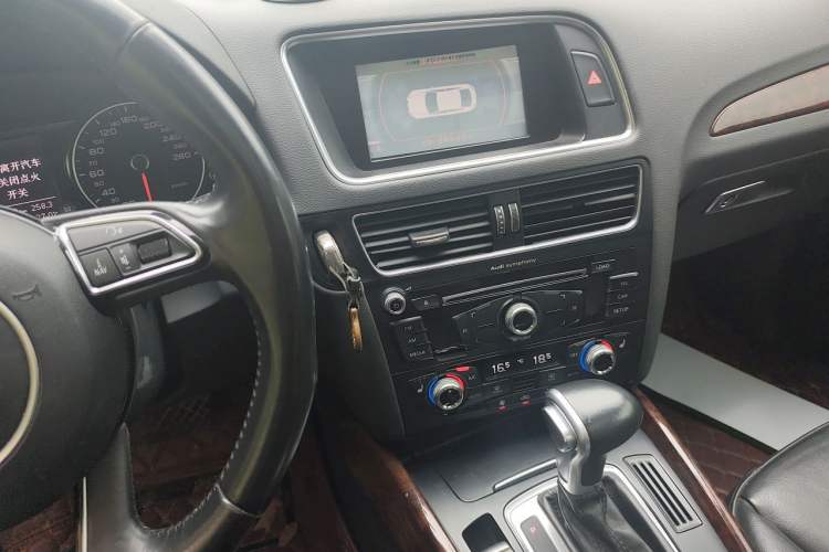 Used Audi Q5 2015 40 TFSI Technology Edition Audio And AC Panel
