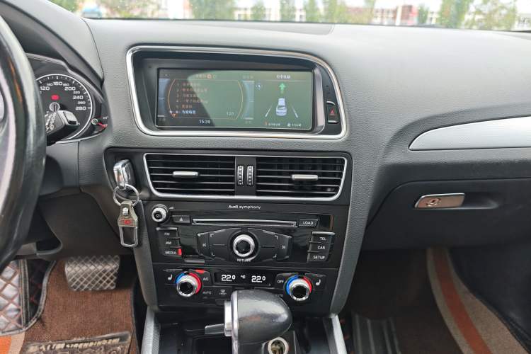 Used Audi Q5 2015 40 TFSI Technology Edition Audio And AC Panel