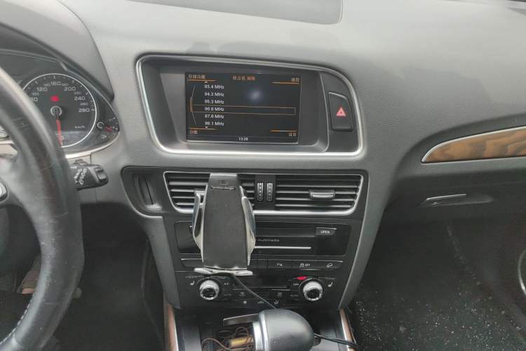 Used Audi Q5 2015 40 TFSI Comfort Model Audio And AC Panel