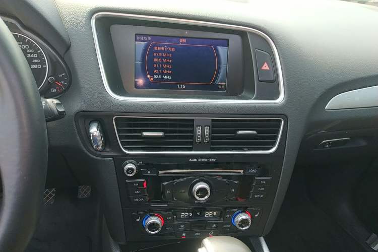 Used Audi Q5 2015 40 TFSI Technology Edition Audio And AC Panel