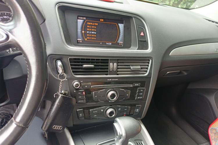Used Audi Q5 2015 40 TFSI Trendy Edition Audio And AC Panel