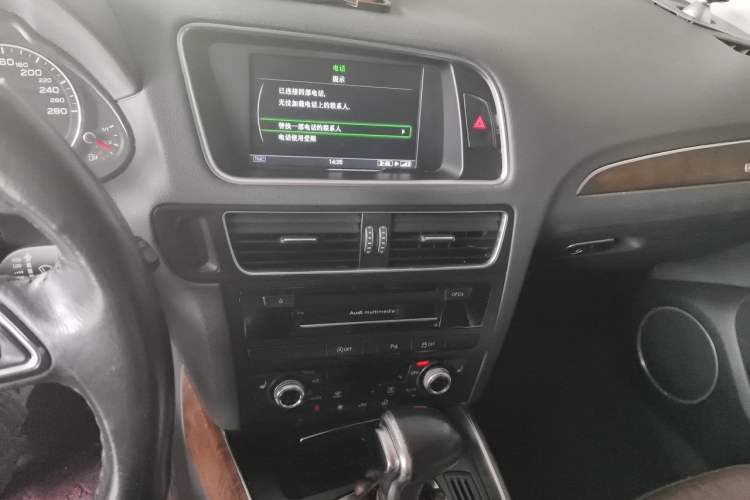 Used Audi Q5 2015 40 TFSI Comfort Model Audio And AC Panel
