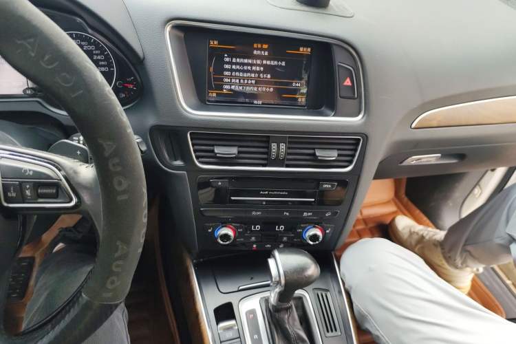 Used Audi Q5 2015 40 TFSI Comfort Model Audio And AC Panel