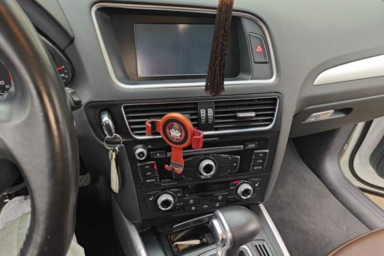 Used Audi Q5 2015 40 TFSI Technology Edition Audio And AC Panel