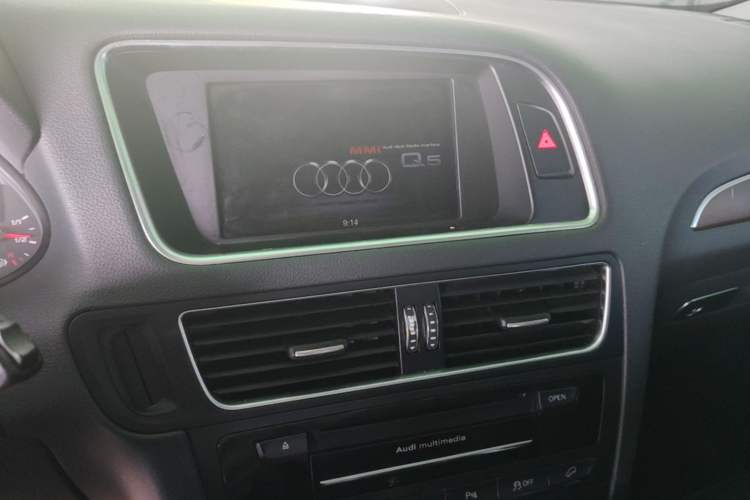 Used Audi Q5 2015 40 TFSI Comfort Model Audio And AC Panel