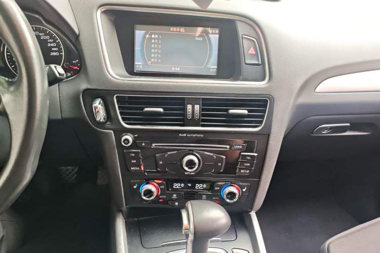 Used Audi Q5 2015 40 TFSI Technology Edition Audio And AC Panel