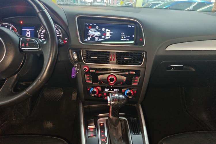Used Audi Q5 2015 40 TFSI Technology Edition Audio And AC Panel