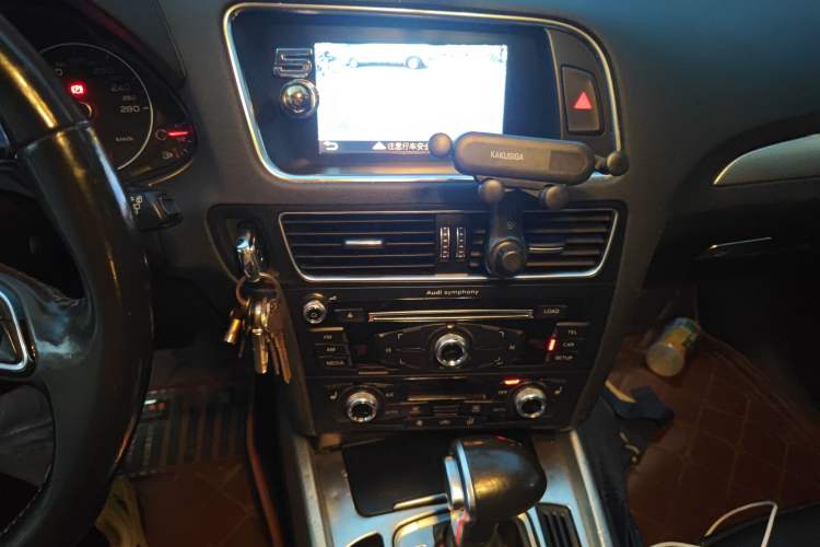 Used Audi Q5 2015 40 TFSI Technology Edition Audio And AC Panel