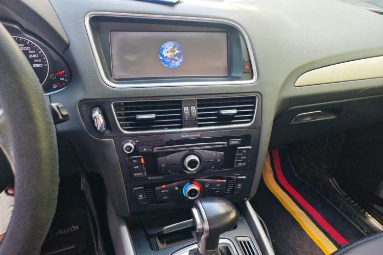 Used Audi Q5 2015 40 TFSI Technology Edition Audio And AC Panel