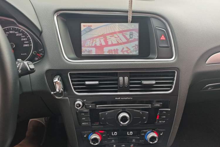Used Audi Q5 2015 40 TFSI Technology Edition Audio And AC Panel