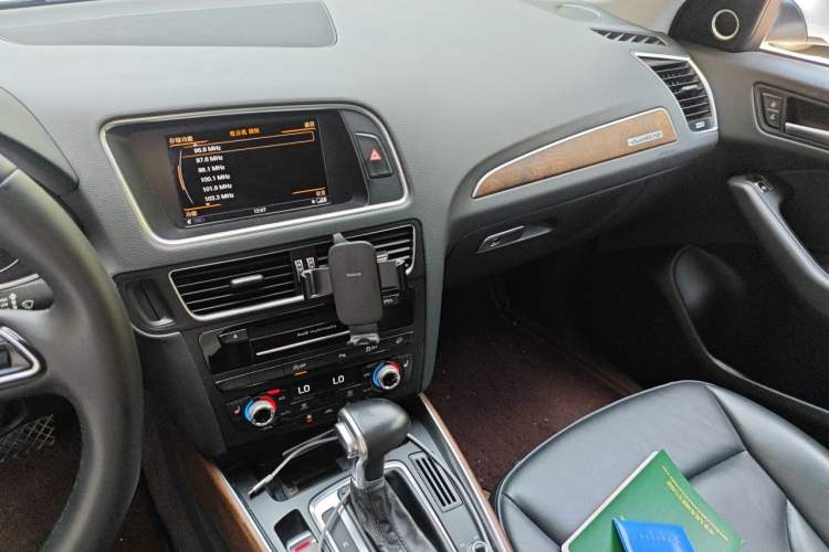 Used Audi Q5 2015 40 TFSI Comfort Model Audio And AC Panel