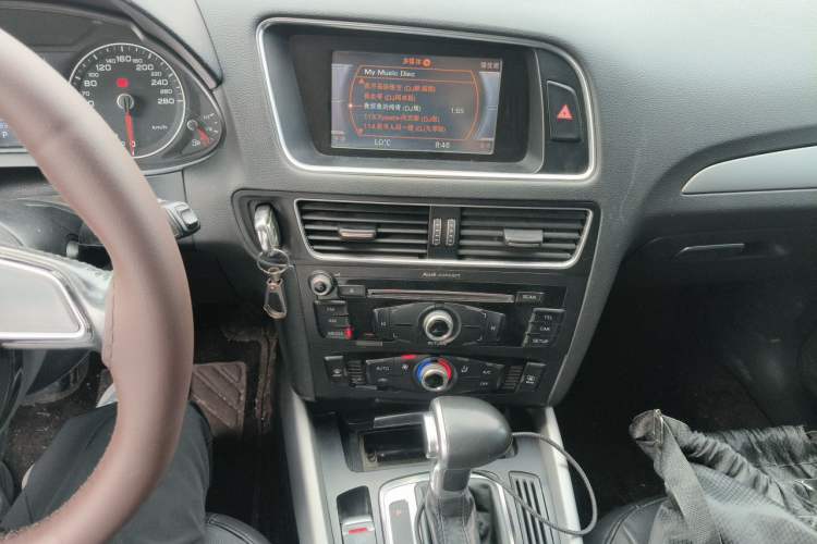Used Audi Q5 2015 40 TFSI Trendy Edition Audio And AC Panel