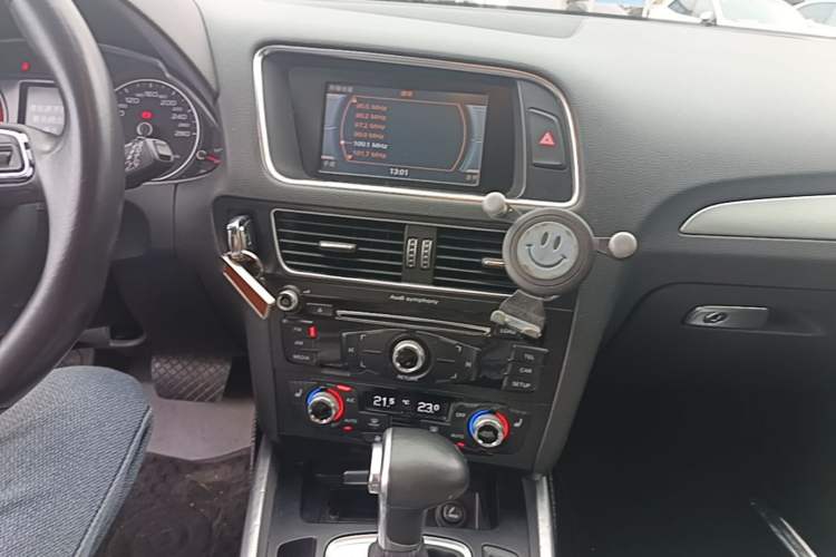 Used Audi Q5 2015 40 TFSI Technology Edition Audio And AC Panel