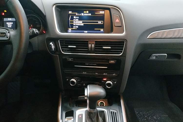 Used Audi Q5 2015 40 TFSI Comfort Model Audio And AC Panel