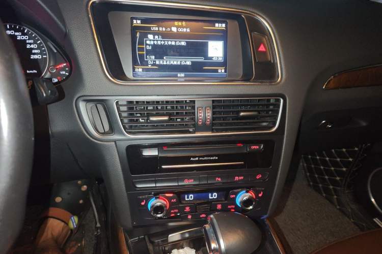 Used Audi Q5 2015 40 TFSI Comfort Model Audio And AC Panel