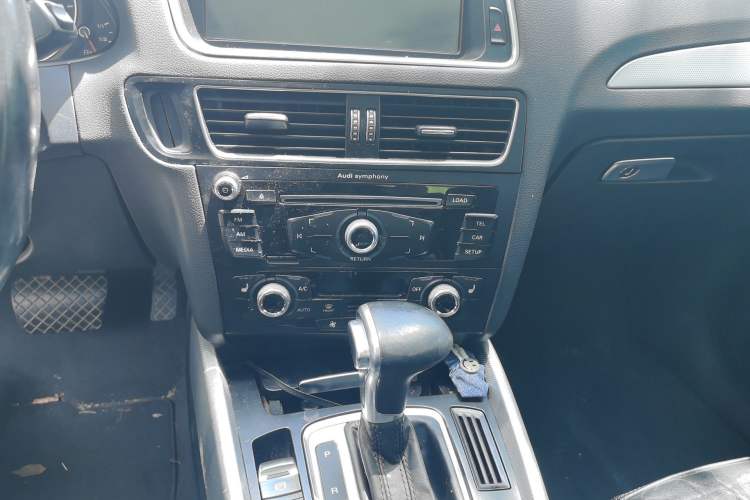 Used Audi Q5 2015 40 TFSI Technology Edition Audio And AC Panel