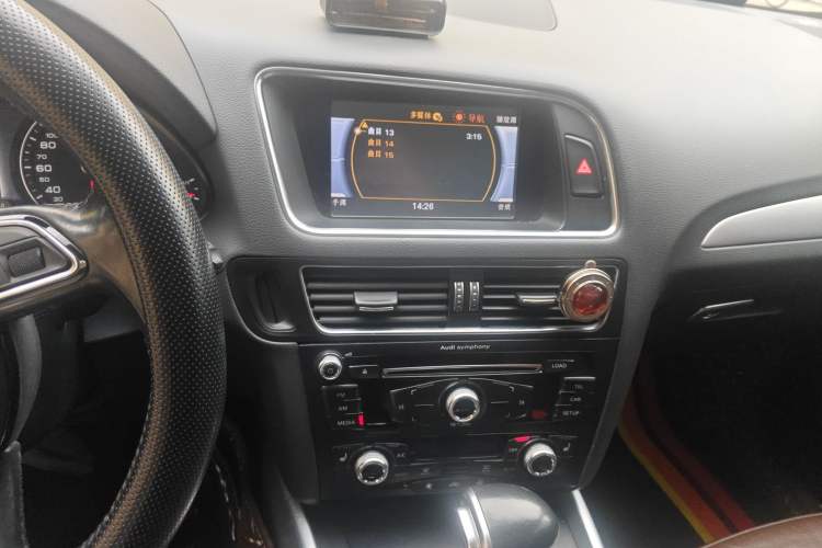 Used Audi Q5 2015 40 TFSI Technology Edition Audio And AC Panel
