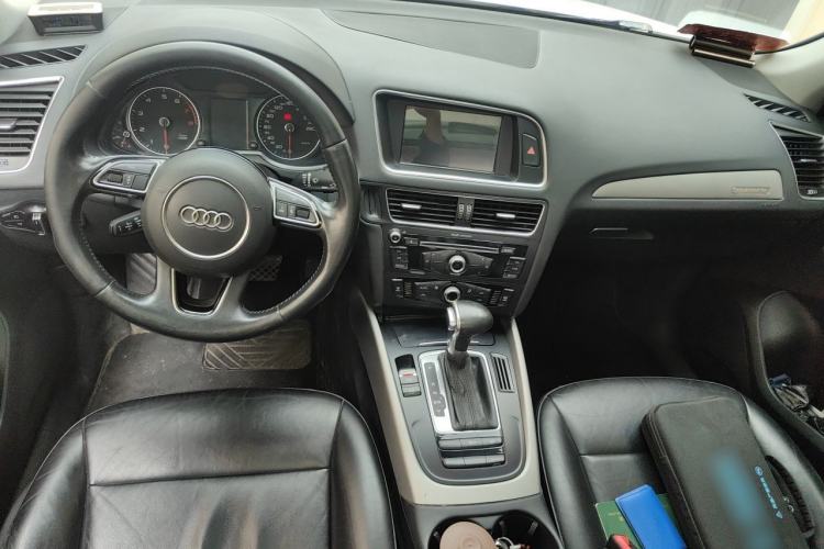 Used Audi Q5 2015 40 TFSI Trendy Edition Center Console