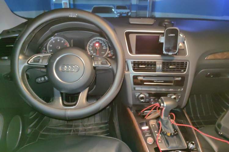 Used Audi Q5 2015 40 TFSI Comfort Model Center Console