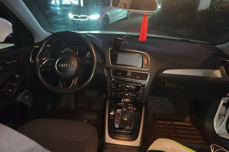 Used Audi Q5 2015 40 TFSI Trendy Edition Center Console