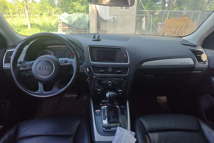 Used Audi Q5 2015 40 TFSI Technology Edition Center Console