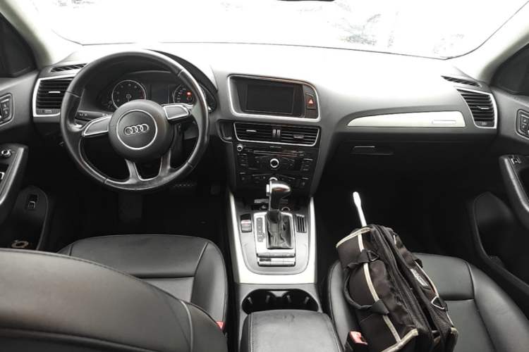 Used Audi Q5 2015 40 TFSI Trendy Edition Center Console
