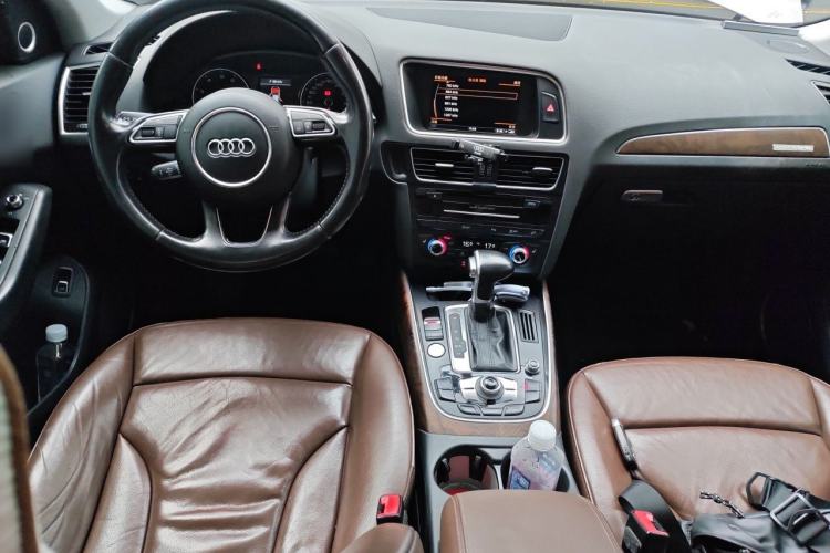 Used Audi Q5 2015 40 TFSI Comfort Model Center Console