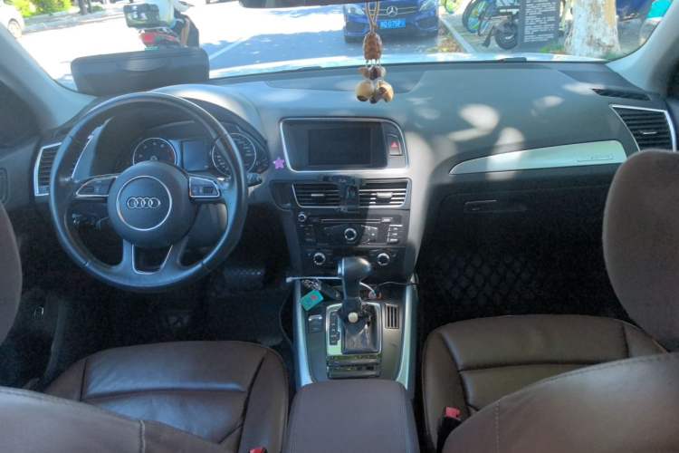 Used Audi Q5 2015 40 TFSI Technology Edition Center Console