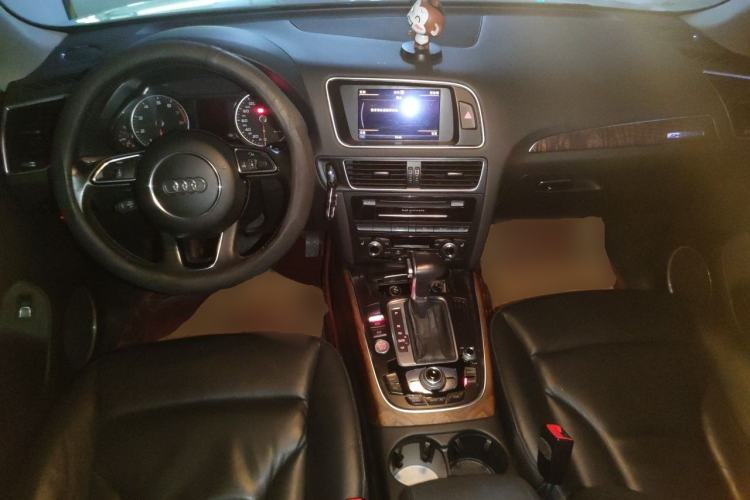 Used Audi Q5 2015 40 TFSI Comfort Model Center Console