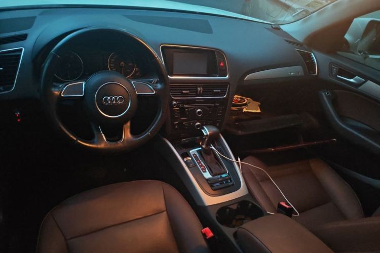 Used Audi Q5 2015 40 TFSI Trendy Edition Center Console
