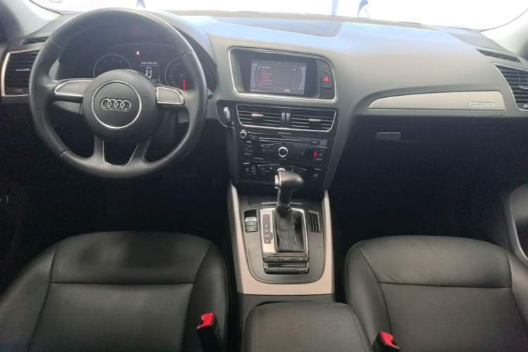 Used Audi Q5 2015 40 TFSI Trendy Edition Center Console