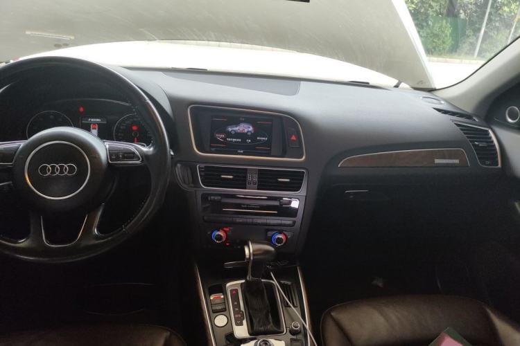 Used Audi Q5 2015 40 TFSI Comfort Model Center Console