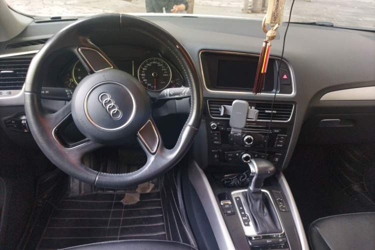 Used Audi Q5 2015 40 TFSI Trendy Edition Center Console
