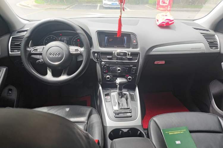 Used Audi Q5 2015 40 TFSI Technology Edition Center Console