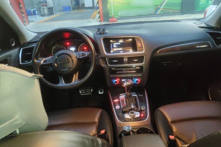Used Audi Q5 2015 40 TFSI Comfort Model Center Console