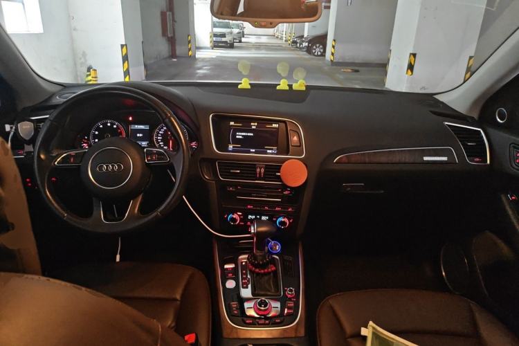 Used Audi Q5 2015 40 TFSI Comfort Model Center Console
