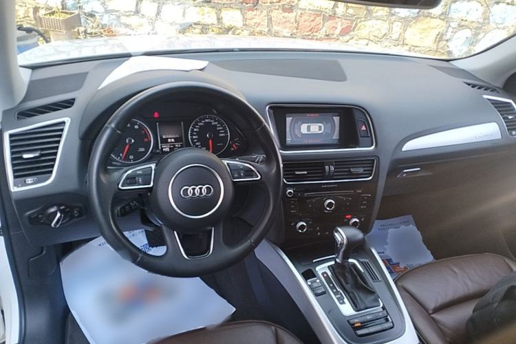 Used Audi Q5 2015 40 TFSI Technology Edition Center Console