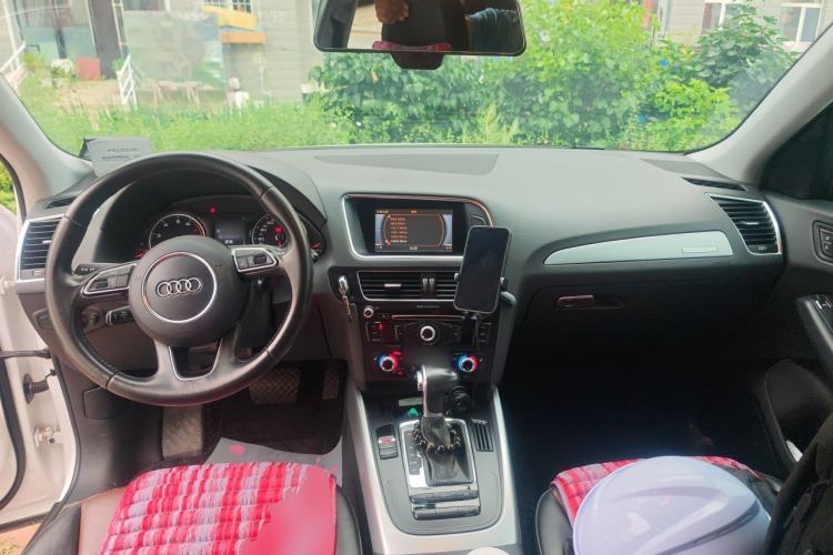 Used Audi Q5  Center Console