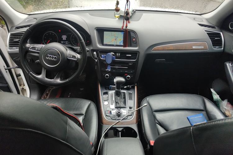 Used Audi Q5 2015 40 TFSI Comfort Model Center Console