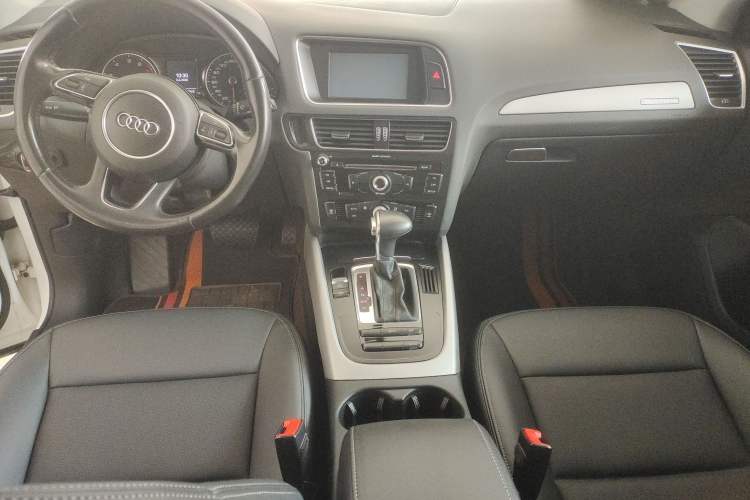 Used Audi Q5 2015 40 TFSI Trendy Edition Center Console