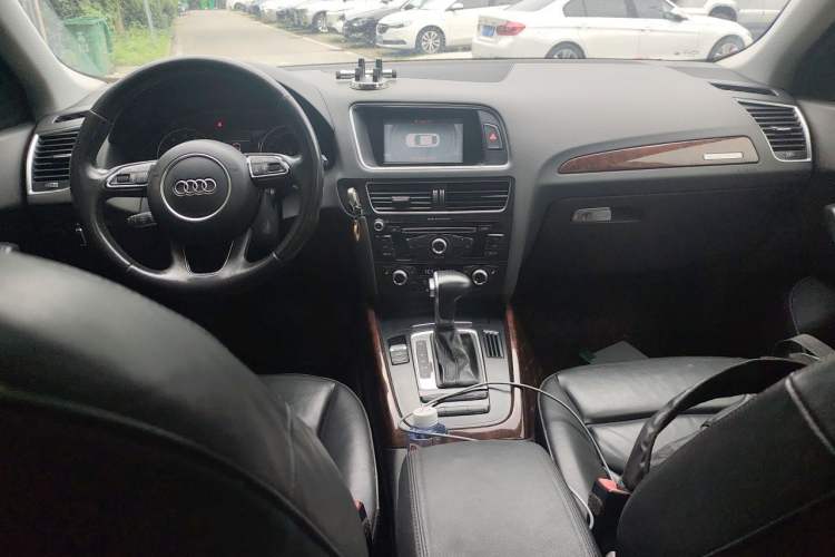 Used Audi Q5 2015 40 TFSI Technology Edition Center Console