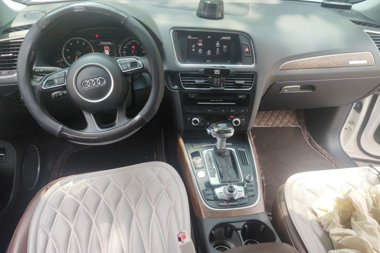 Used Audi Q5 2015 40 TFSI Comfort Model Center Console