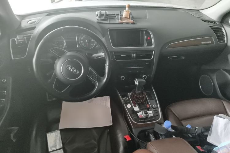 Used Audi Q5 2015 40 TFSI Comfort Model Center Console